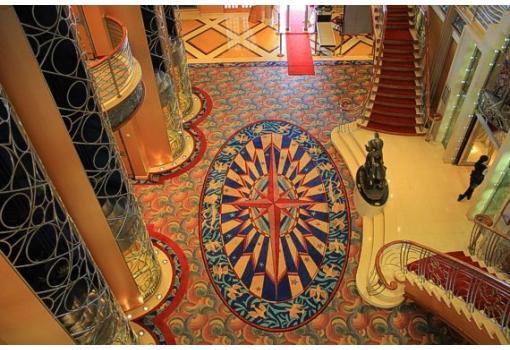 El elegante Atrium del Disney Magic